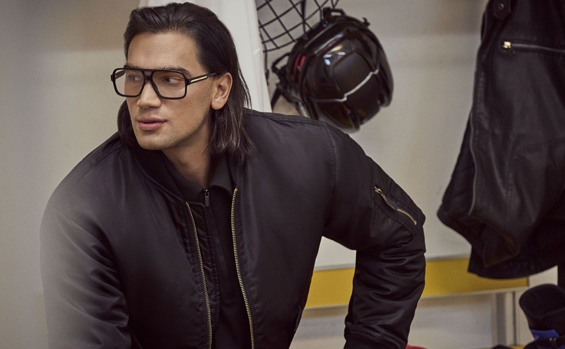 Carrera: Mann mit Brille sitzt in Umkleidekabine